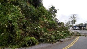 Paso a un carril en la vía Ibagué - Cajamarca por deslizamiento de tierra