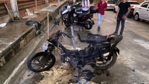 Motocicleta quedó en pérdida total luego de incendiarse en Mirolindo