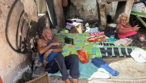 Las inhumanas condiciones en las que viven dos adultos mayores en el cementerio de El Salado en Ibagué