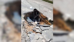 Habitantes de Rincón de Piedra Pintada en Ibagué denuncian peligroso 'cráter' en una de sus vías 