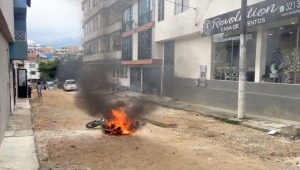 Ciudadanos quemaron motocicleta en un intento de hurto en concurrida avenida de Ibagué 