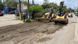 Ante la falta de acción de la Alcaldía, aprendices e instructores del Sena arreglaron calle en Las Américas