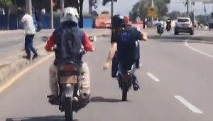 Motociclista sin placa ejecuta maniobras peligrosas en Ibagué