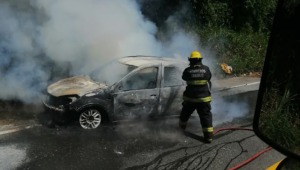 Vehículo quedó en pérdida total tras incendiarse en Coello