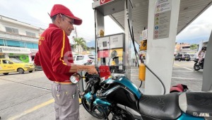 Petro anuncia un último incremento a la gasolina en Colombia