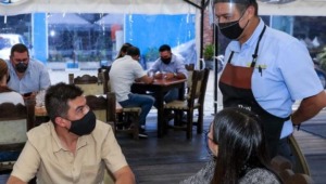 Trabajadores de cines, bares y restaurantes deberán presentar su carné de vacunación en Colombia