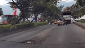 Motociclista sufrió una fuerte caída por culpa de un hueco en la avenida Pedro Tafur de Ibagué