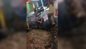 Motociclista y su acompañante cayeron en un enorme 'cráter' del barrio Galán en Ibagué
