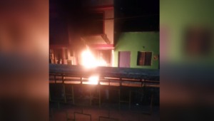 Motocicleta se incendió frente a una casa en el centro de Ibagué