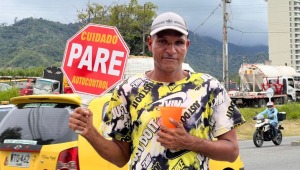 Mientras ‘paleteros’ regulan el tránsito en Ibagué, la Sec. de Movilidad los señala de usurpar funciones públicas