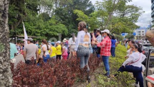 El colmo: ciudadanos pisaron los jardines de la Quinta durante el desfile del 20 de julio en Ibagué