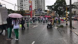 Estudiantes del colegio San Simón bloquean el paso vehicular en la carrera Quinta 