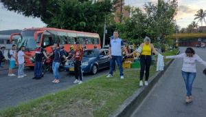 Con cadena humana, usuarios de 'El Volante' bloquean el paso vehicular en la carrera Quinta