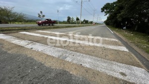 Para evitar daños, rellenaron con tierra los reductores "cuadrados" en la vía al aeropuerto de Ibagué
