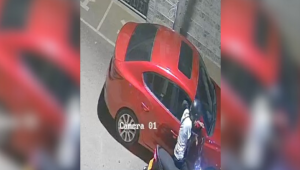 En 20 segundos ladrón se llevó los espejos de un Mazda en el barrio Piedra Pintada