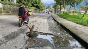 Ramas de árboles y escombros: las improvisadas soluciones a la falta de señalización en 'cráteres' de Ibagué
