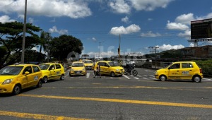 Bloqueo de taxistas genera caos vehicular en la calle 60 de Ibagué