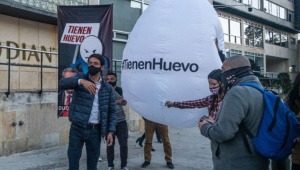 Activistas llevaron un huevo gigante a las inmediaciones del Ministerio de Hacienda