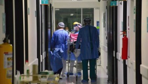 Pacientes de COVID-19 están siendo trasladados a otras regiones del país