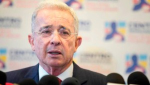 Tormenta política por llamado a juicio de Uribe