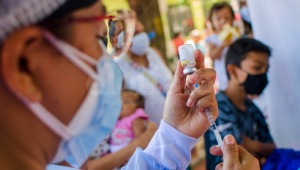 "En diciembre el 90% de la población debería tener una dosis de la vacuna contra el COVID-19": Minsalud