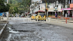 "Vivir en Ibagué es como estar en la luna, pero por los 'cráteres'": denuncian pésimo estado de la calle 42 con Cuarta