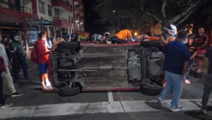 Violento choque en la calle 37 dejó un vehículo volcado y una camioneta de alta gama averiada