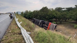 Cinco heridos dejó volcamiento de bus de transporte público en la vía Ibagué- El Espinal 