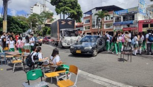Estudiantes del colegio San Simón bloquean nuevamente la movilidad en la carrera Quinta con 37