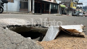 Residentes del barrio Calarcá denuncian que por un hueco la vía se esta hundiendo