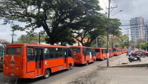 Transportadores se desplazan por la carrera Quinta hacia la Alcaldía de Ibagué