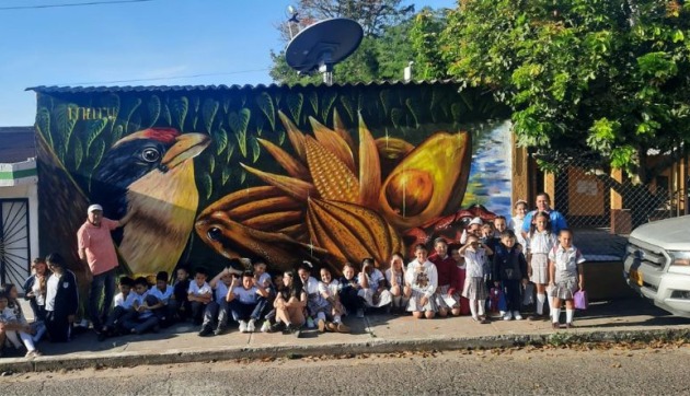 La muralista ibaguereña que llena de colores rincones de Colombia 