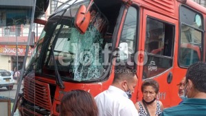 Fuerte choque entre dos busetas de servicio público en el centro de Ibagué