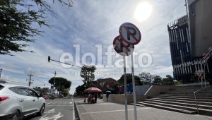 Alcaldía de Ibagué dejó dos señales de prohibido estacionar a menos de 30 centímetros la una de la otra