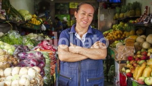 Retrato de una guerrera: la mujer que ha logrado sacar adelante a su familia vendiendo frutas y verduras en Ibagué