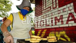 Ana Forero, la valluna que lleva 43 años vendiendo arepas frente al colegio San Simón de Ibagué 