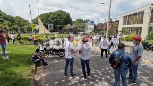 Estudiantes bloquean la glorieta de la Universidad de Ibagué 