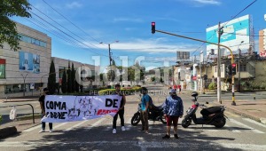 Jóvenes bloquean el paso vehicular en la calle 60 de Ibagué 