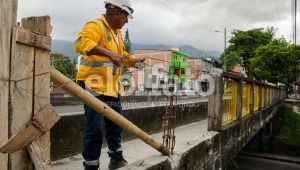 Alcaldía inició rehabilitación del puente de la calle 37 con Guabinal 