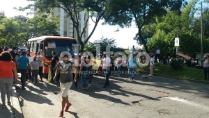 Ciudadanos bloquean la avenida Ambalá por invasión en cerro de la comuna Seis de Ibagué 
