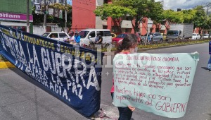 Padres de familia protestan y bloquean el paso vehicular en la calle 69 con Guabinal 